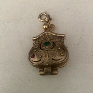 Emmpns solid perfume container in the shape of a coin purse.